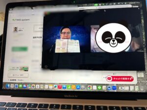 電話でカウンセリングをしている