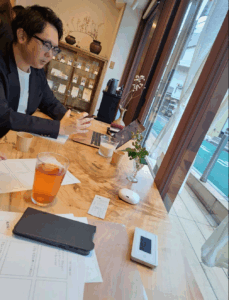 カフェでお話てる原