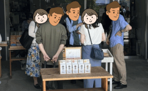 お守りを眺める人