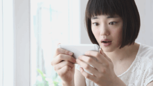 驚いている