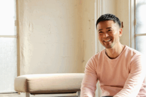 喜んで話す男性